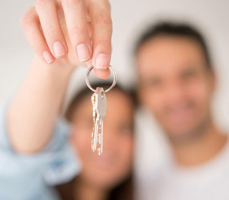 Clés de maison tenues par une main délivrée par Acadie